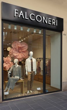 Bari, İtalya - 10 Mayıs 2025: Milano, İtalya 'da Falconeri moda mağazası. Falconeri lüks moda kıyafetleri ve aksesuarları üreten bir İtalyan markasıdır. Modern moda evi.