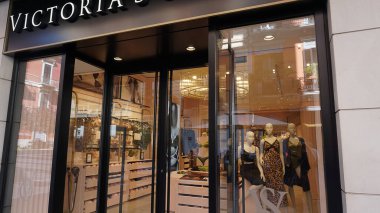 Bari, İtalya - 10 Mayıs 2025: Victoria 's Secret logosu ve mağaza lüksü 10 Mayıs 2025