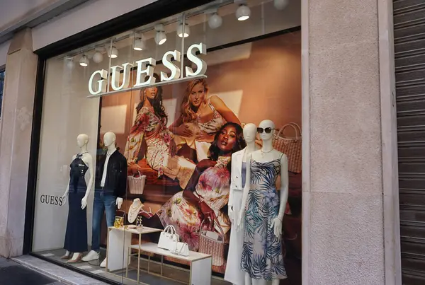 Bari, İtalya - 10 Mayıs 2025: Sanırım bir Amerikan giyim markası ve perakendecisi..