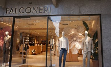 Verona, İtalya - 12 Mayıs 2025: İtalya 'da Falconeri moda mağazası. Falconeri lüks moda kıyafetleri ve aksesuarları üreten bir İtalyan markasıdır. Modern moda evi.