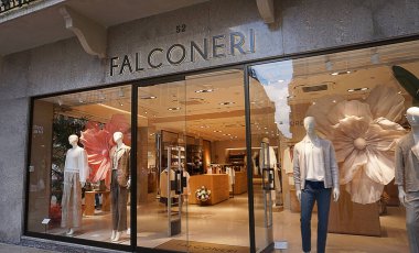 Verona, İtalya - 12 Mayıs 2025: İtalya 'da Falconeri moda mağazası. Falconeri lüks moda kıyafetleri ve aksesuarları üreten bir İtalyan markasıdır. Modern moda evi.
