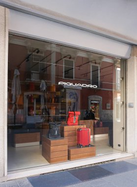 Bari, İtalya - 10 Mayıs 2025: Bari, İtalya 'da Piquadro mağazası 10 Mayıs 2025
