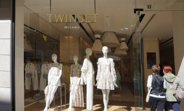 Bari, İtalya - 10 Mayıs 2025: Mankenler ve Satış Tabelaları ile Twinset Milano Moda Dükkanı