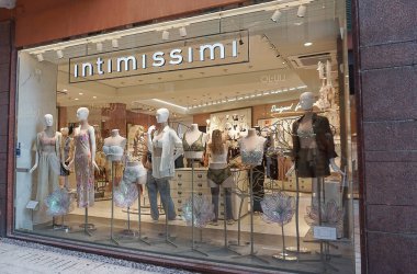 Verona, İtalya - 12 Mayıs 2025: Verona şehir merkezindeki Intimissimi marka mağazasının pencerelerinin dış görünümü