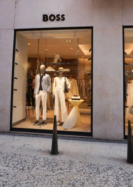 Verona, İtalya - 12 Mayıs 2025: Hugo Boss 'un şehir merkezindeki dükkânı, İtalya Verona' da bahar-yaz koleksiyonu