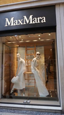 Verona, İtalya - 12 Mayıs 2025: MaxMaras mağazası. MaxMara, 90 ülkede 2254 mağazası bulunan bir İtalyan moda şirketi. 1951 yılında Achille Maramotti tarafından Reggio Emilia 'da kuruldu..