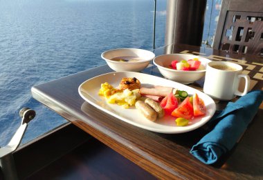 Soyut lüks yolcu gemisinde yemek odası büfesi. Modern yolcu gemisinde sağlıklı bir kahvaltı.