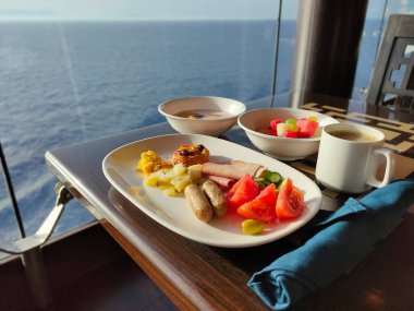 Soyut lüks yolcu gemisinde yemek odası büfesi. Modern yolcu gemisinde sağlıklı bir kahvaltı.