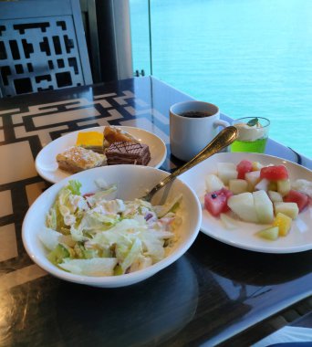 Soyut lüks yolcu gemisinde yemek odası büfesi. Modern yolcu gemisinde sağlıklı bir kahvaltı.