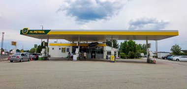 Wroclaw, Polonya - 17 Nisan 2025: 17 Nisan 2025 'te Polonya' nın Wroclaw kentinde M entegralli bir BP benzin istasyonu