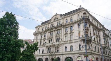 Macaristan 'ın Budapeşte şehir merkezindeki eski bina cephesi