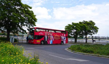 Budapeşte, Macaristan - 14 Mayıs 2025: Şehir turu otobüsündeki insanlar Alexander RH.