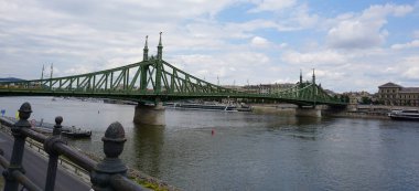 Budapeşte 'deki Özgürlük Köprüsü ya da Szabadsag gündüz saklanıyor