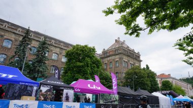 Budapeşte, Macaristan - 14 Mayıs 2025: Bir grup spor bisikleti veya bisiklet stüdyosu, Spinning 14 Mayıs 2025 'te Macaristan' ın Budapeşte kentinde bir açık havada bisiklet kursu için kuruldu.