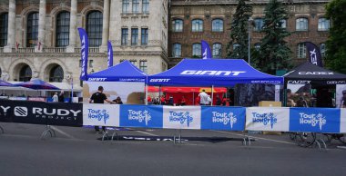 Budapeşte, Macaristan - 14 Mayıs 2025: Bir grup spor bisikleti veya bisiklet stüdyosu, Spinning 14 Mayıs 2025 'te Macaristan' ın Budapeşte kentinde bir açık havada bisiklet kursu için kuruldu.