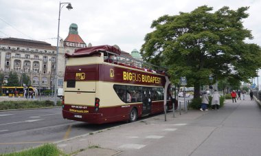 Budapeşte, Macaristan - 14 Mayıs 2025: Şehir turu otobüsündeki insanlar Alexander RH.