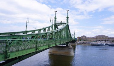 Budapeşte, Macaristan - 14 Mayıs 2025: Budapeşte 'deki Özgürlük Köprüsü veya Szabadsag gün içinde saklandı
