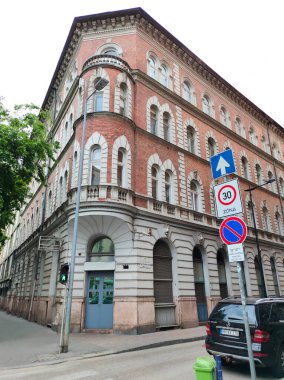 Budapeşte, Macaristan - 14 Mayıs 2025: Macaristan 'da Budapeşte' nin merkezinde eski bir binanın cephesi
