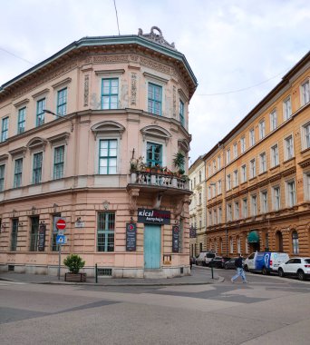 Budapeşte, Macaristan - 14 Mayıs 2025: Macaristan 'da Budapeşte' nin merkezinde eski bir binanın cephesi