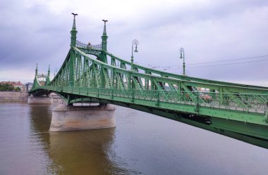 Budapeşte 'deki Özgürlük Köprüsü ya da Szabadsag gündüz saklanıyor