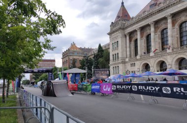 Budapeşte, Macaristan - 14 Mayıs 2025: Bir grup spor bisikleti veya bisiklet stüdyosu, Spinning 14 Mayıs 2025 'te Macaristan' ın Budapeşte kentinde bir açık havada bisiklet kursu için kuruldu.