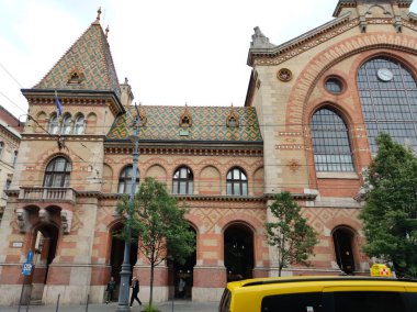 Budapeşte, Macaristan - 14 Mayıs 2025: Vaci utca caddesinin sonundaki Büyük Pazar Salonu veya Merkez Pazar Salonu. Budapeşte 'deki en büyük ve en eski kapalı market..