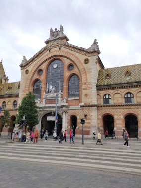 Budapeşte, Macaristan - 14 Mayıs 2025: Vaci utca caddesinin sonundaki Büyük Pazar Salonu veya Merkez Pazar Salonu. Budapeşte 'deki en büyük ve en eski kapalı market..