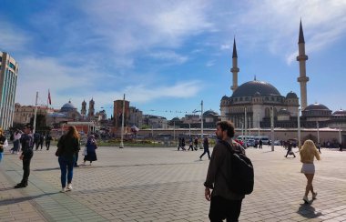 İstanbul, Türkiye - 6 Mayıs 2025: Türkiye Cumhuriyeti 'nin kuruluşunun anısına Taksim Meydanı yakınlarındaki Taksim Camii' ne giden insanlar