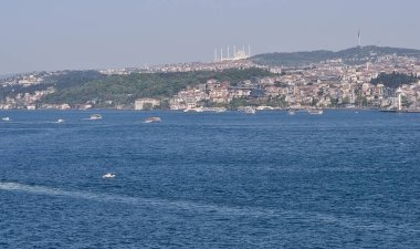 İstanbul şehri ve Bosfor 'un Panorama' sı. İstanbul, Türkiye 'nin kültürel ve tarihi kalbini oluşturan en büyük kentidir..