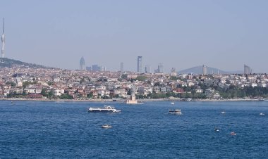 İstanbul şehri ve Bosfor 'un Panorama' sı. İstanbul, Türkiye 'nin kültürel ve tarihi kalbini oluşturan en büyük kentidir..
