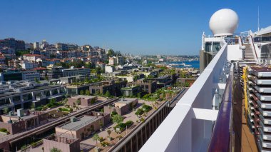 İstanbul, Türkiye - Karaköy 'deki Galataport limanı soyut yolcu gemisinden şehrin ufuk çizgisine bakıyor