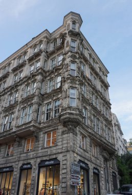 İstanbul, Türkiye - 6 Mayıs 2025: Eski İstanbul, Türkiye, Avrupa 'da eski binaları olan cadde