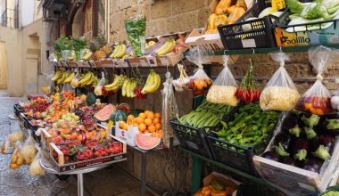 Bari, İtalya - 10 Mayıs 2025: 10 Mayıs 2025 'te Bari, İtalya' daki sokak pazarındaki meyve ve sebzeler