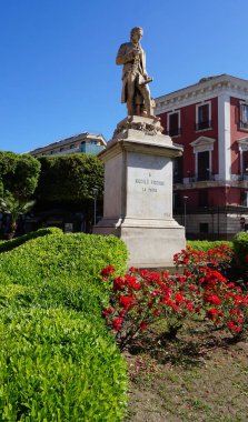 Bari, İtalya - 10 Mayıs 2025: Şehir merkezindeki Teatro Piccinni 'de Niccolo Piccinni Heykeli. Gaetano Fiore 'un 10 Mayıs 2025' te İtalya 'nın Bari kentinde yaptığı heykel