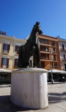 Bari, İtalya - 10 Mayıs 2025: Bronz heykel Cavallo con gualdrappa Sanatçı Mario Ceroli Corso Vittorio Emanuele II, Bari, İtalya 10 Mayıs 2025