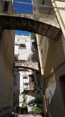 Apulia, Bari 'deki eski kasabada bir sokak. Bari, İtalya 'nın güneyinde Adriyatik Denizi' nin Apulia bölgesinin başkentidir.