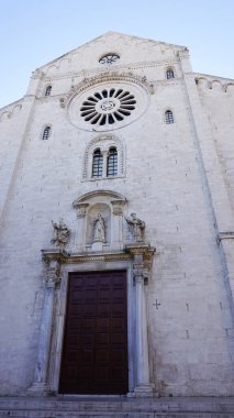Güneşli bir günde ve mavi gökyüzünde Bari 'deki San Sabino Katedrali