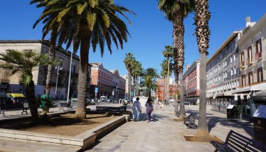 Bari, İtalya - 10 Mayıs 2025: İnsanlar 10 Mayıs 2025 'te İtalya' nın Bari kentinde Mario Ceroli 'nin bronz heykeli Cavallo con gualdrappa' nın yanına gidiyorlar.