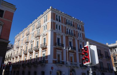 Bari, İtalya - 10 Mayıs 2025: Eski Bari kentindeki modern binanın balkonu