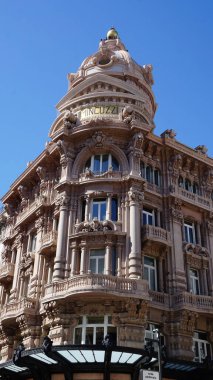 Bari, İtalya - 10 Mayıs 2025: Bari, İtalya - Güneşli bir günde Mincuzzi Sarayı