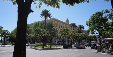 Bari, İtalya - 10 Mayıs 2025: İnsanlar 10 Mayıs 2025 'te İtalya' nın Bari kentindeki ana caddeye gidiyorlar