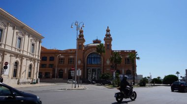 Bari, İtalya - 10 Mayıs 2025: Margaret Theater Margherita Bari, Apulia bölgesinin merkezinde. Mimari ve simgeler. Dış bina, detaylar. Eski tiyatro, şimdi müze.