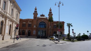 Bari, İtalya - 10 Mayıs 2025: Margaret Theater Margherita Bari, Apulia bölgesinin merkezinde. Mimari ve simgeler. Dış bina, detaylar. Eski tiyatro, şimdi müze.