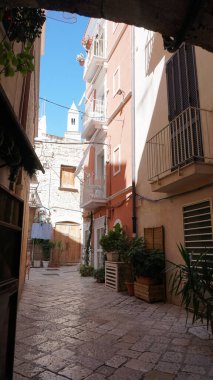 Apulia, Bari 'deki eski kasabada bir sokak. Bari, İtalya 'nın güneyinde Adriyatik Denizi' nin Apulia bölgesinin başkentidir.