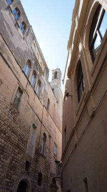 Apulia, Bari 'deki eski kasabada bir sokak. Bari, İtalya 'nın güneyinde Adriyatik Denizi' nin Apulia bölgesinin başkentidir.