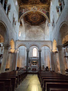 Bari, İtalya - 10 Mayıs 2025: Saint Nicolas Bazilikası veya San Nicola Bazilikası 10 Mayıs 2025