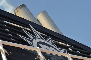 Trieste, İtalya - 9 Mayıs 2025: Borular ve logo MSC Fantasia, İtalya 'da inşa edilen büyük yolcu gemisi