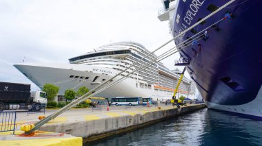 Korfu, Yunanistan - 9 Mayıs 2025: 9 Mayıs 2025 'te Yunanistan' ın Korfu limanındaki yolcu gemisi Msc Fantasia