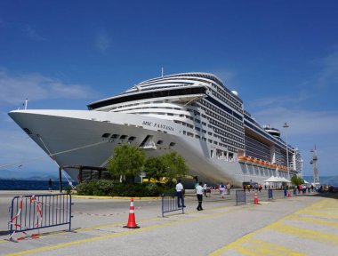 Korfu, Yunanistan - 9 Mayıs 2025: 9 Mayıs 2025 'te Yunanistan' ın Korfu limanındaki yolcu gemisi Msc Fantasia
