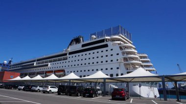 Bari, İtalya - 10 Mayıs 2025: Msc Fantasia yolcu gemisi 9 Mayıs 2025 'te Yunanistan' ın Korfu limanında